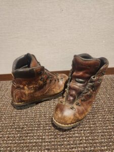 高校時代から19年使っている本革登山靴